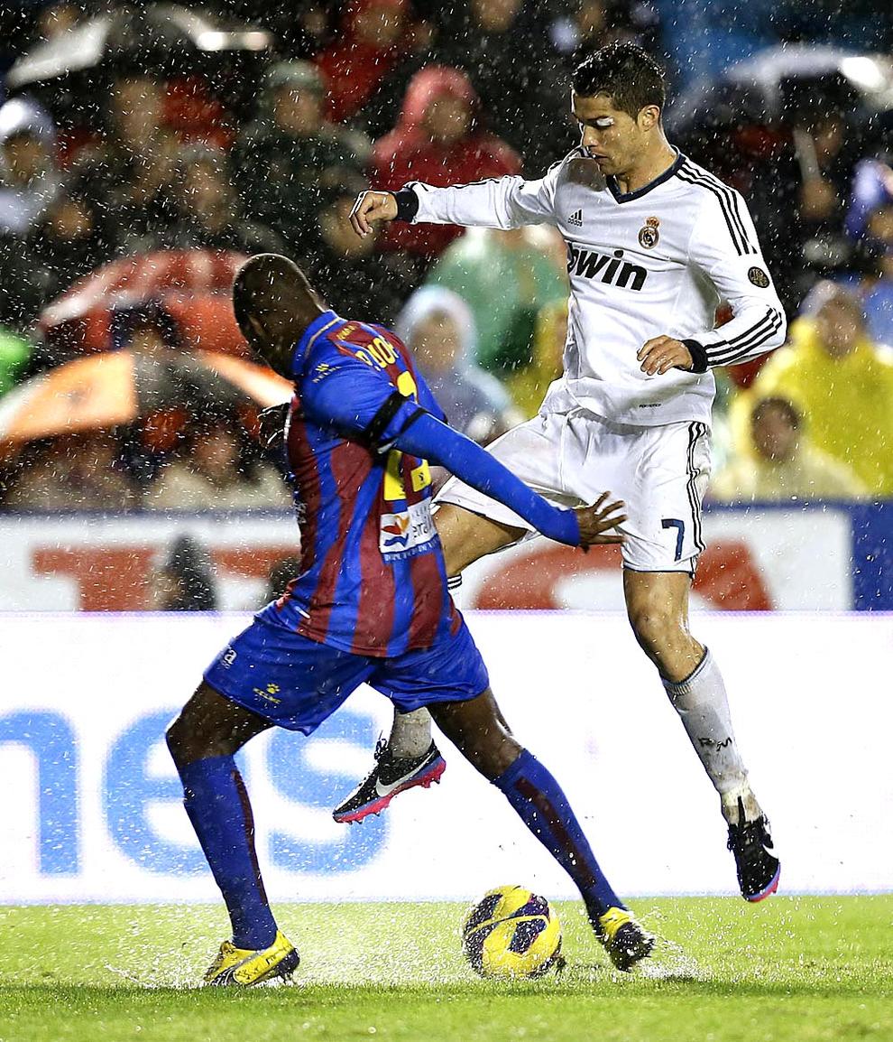 Cristiano Ronaldo Recibi Un Fuerte Golpe