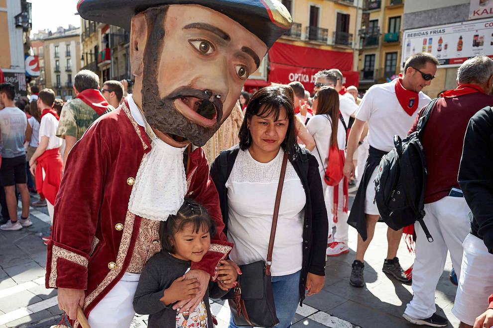 Salida de la Comparsa de Gigantes y Cabezudos del día 14 de julio