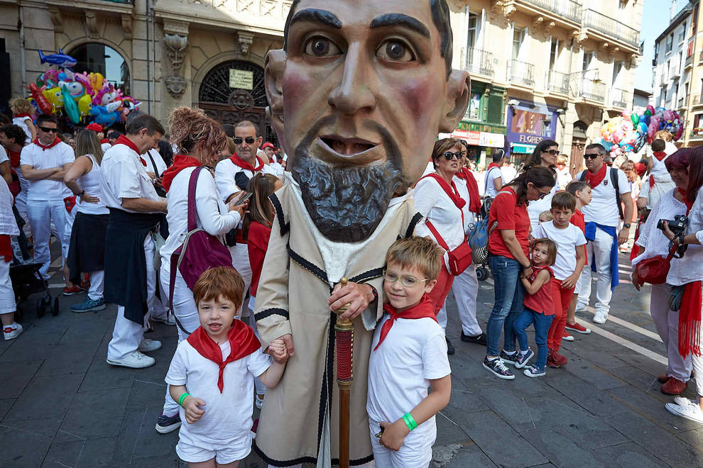 Salida de la Comparsa de Gigantes y Cabezudos del día 14 de julio