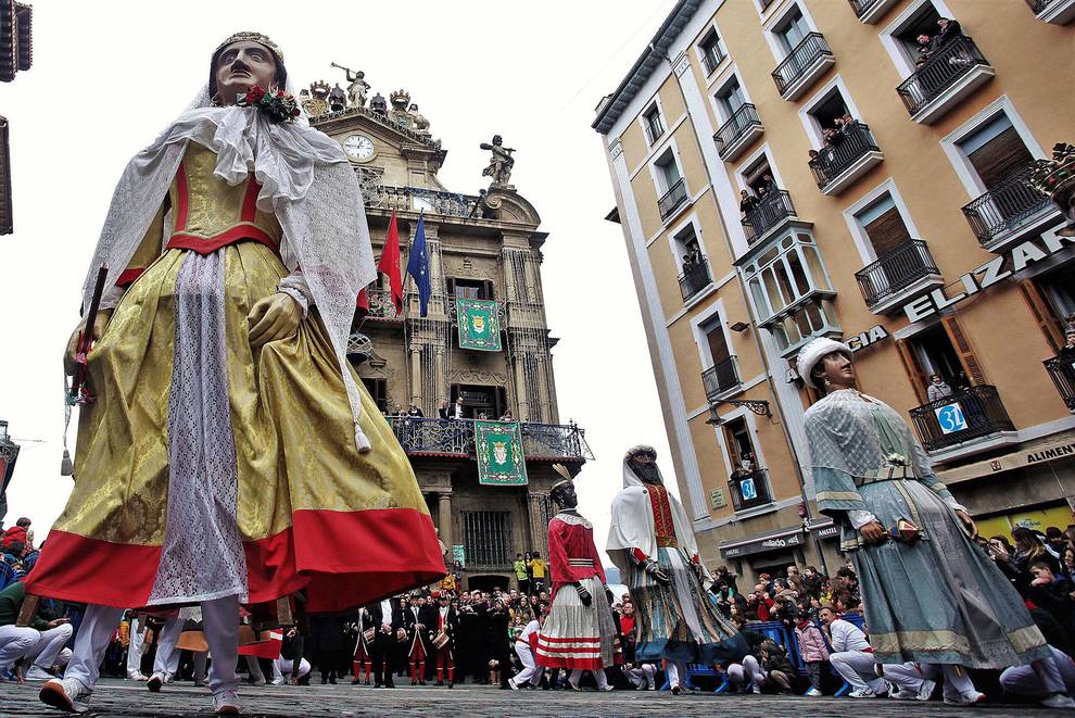 Recorrido De La Comparsa De Gigantes De Pamplona En San Saturnino