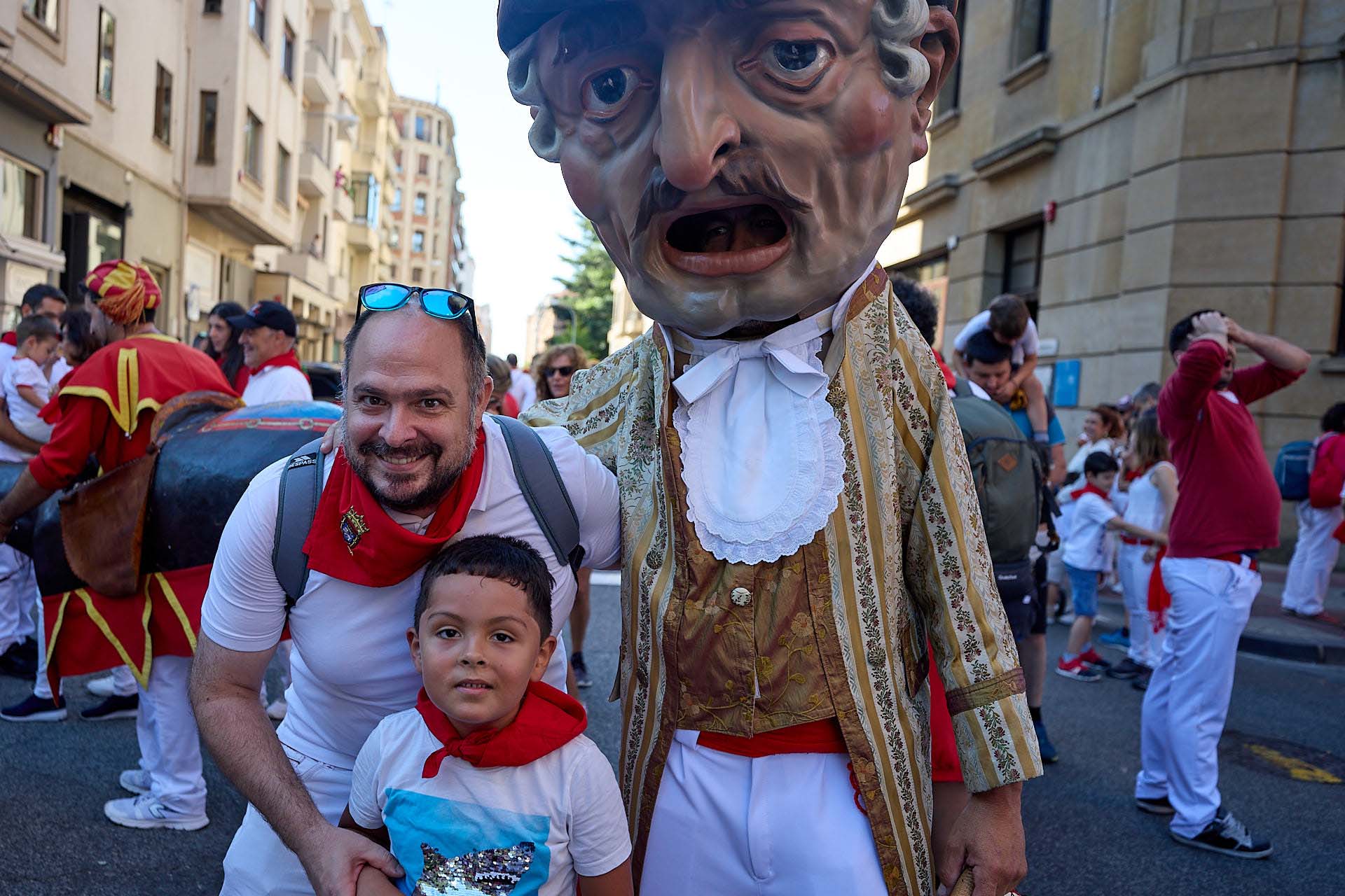 Fotos De La Salida De La Comparsa De Gigantes Y Cabezudos Este 9 De Julio