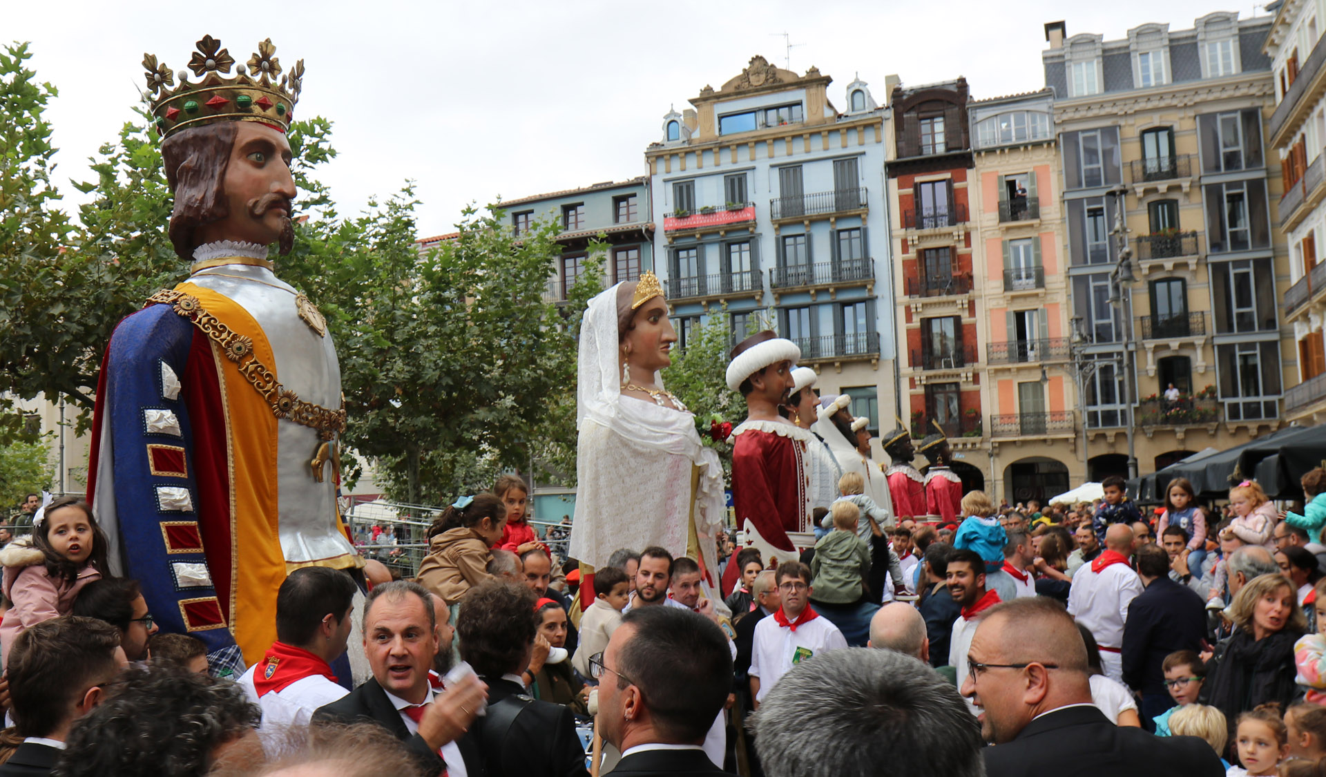 Fotos Del Recorrido De La Comparsa De Gigantes Y Cabezudos De San