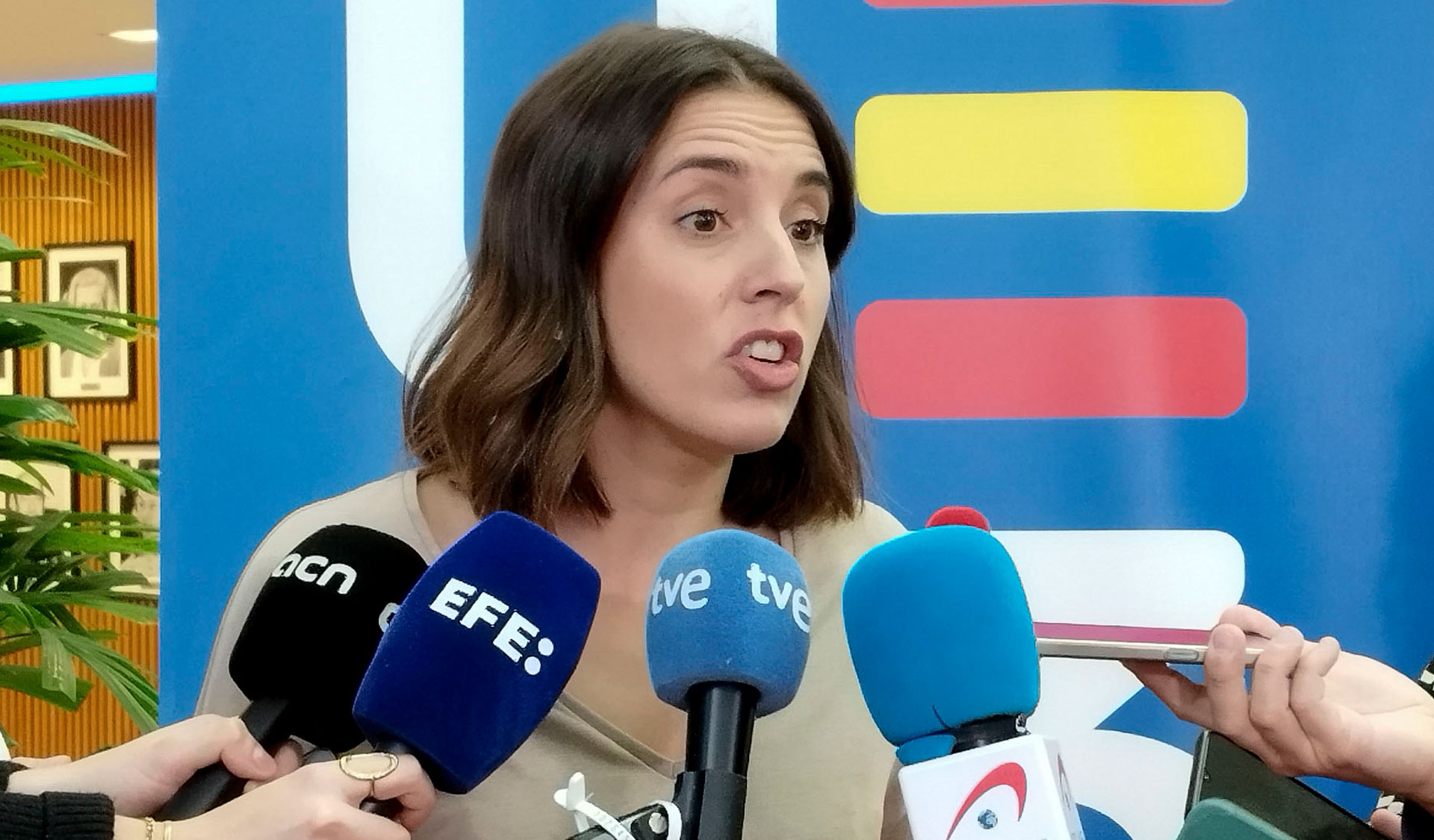 PSOE Y Sumar Firman Un Acuerdo De Gobierno Que Incluye Reducir La