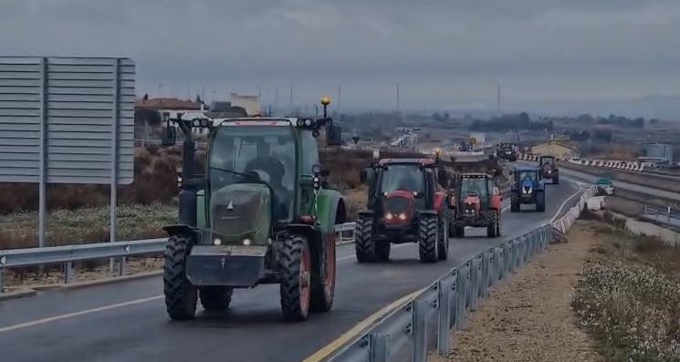 Vídeo de la columna de tractores que circula entre Cortes y Mallen a