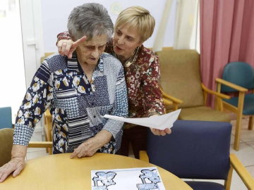 Referente en Navarra en la atención a pacientes de Alzheimer y otros deterioros cognitivos, la Clínica Josefina Arregui, de Alsasua, mantiene el espíritu fundacional de servir de apoyo a personas desorientadas y brindar un oasis de descanso en la difícil singladura de sus familias