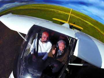 El instructor de 1903 Escuela de Vuelo, Rudi Ortiz Besga, y su copiloto,  Pilar Martínez Sesma, de 90 años, sobrevolaron principalmente la Bardena y Caparroso.