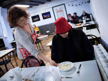 600 personas se aseguran a la semana la comida en el París 365