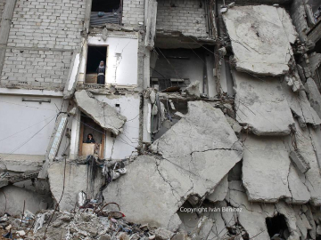 Diario de Navarra viaja a Siria en el noveno año de guerra | "Busca nuestra casa por favor"