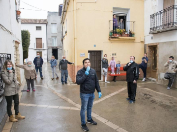 Acompañado de concejales y vecinos, el alcalde de Tulebras,  Andrés Planillo Torres, descubre su rostro, protegido con una mascarilla.