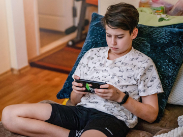Niño con un teléfono móvil