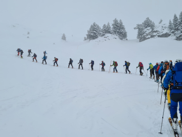 Los participantes en la Alta Ruta Pyrene, del Deportivo Navarra, ascienden entre la niebla