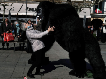 Tere Tirapu, enfermera jubilada, abraza a  King-Kong, muñeco al que da vida Cristian Gauta, un venezolano exiliado.