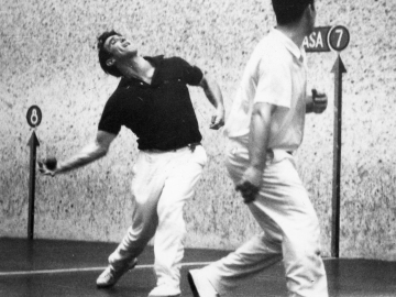 Julián Lajos devuelve una pelota en presencia de Juan Ignacio Retegui