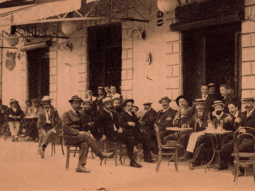 El Café Suizo fue uno de los locales a los que acudió Hemingway. Hoy en día pertenece a la cadena de restaurantes La Tagliatella