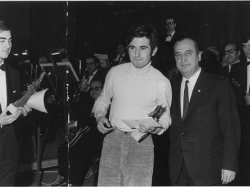 Víctor Manuel recibe de manos del presidente del club Natación, Segundo Valimaña, el primer premio del certamen