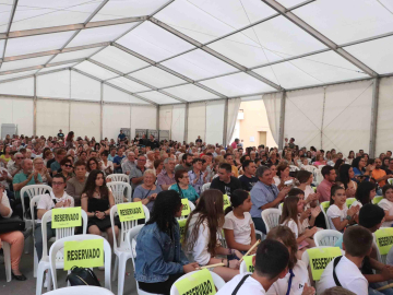 Asistentes al festival que se desarrolló en la carpa instalada por el Ayuntamiento en la plaza General Clemente.