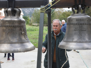 En la plaza cerca de la iglesia se colocaron dos campanas portátiles al alcance de todos.