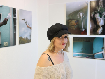 La fotógrafa Alexandra Akerreta, en la exposición de la Galería Contraluz.