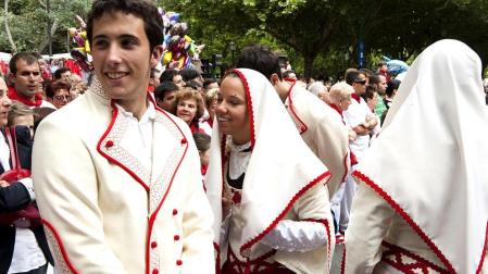 La procesión en honor a San Fermín por las calles de Pamplona.