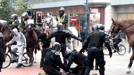 Londres y otras ciudades británicas han pasado la noche del martes bajo la vigilancia de 16.000 agentes, activados por el primer ministro, David  Cameron, para aplacar los disturbios que estallaron hace cuatro días, tras la muerte de un joven tiroteado por agentes de la policía mientras viajaba en un taxi el pasado jueves.