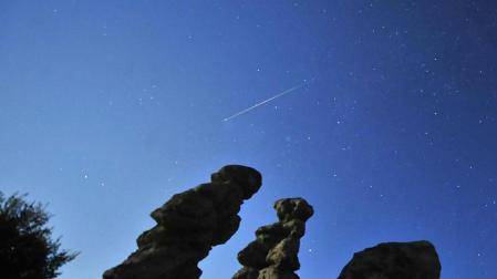 Imágenes del cielo en Kuklice (Macedonia), donde se observa el paso de un meteorito