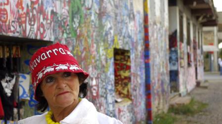 Imágenes del mural que María Ángeles Fernández Cuesta pinta en la carretera general de Arguedas desde el año 2000.