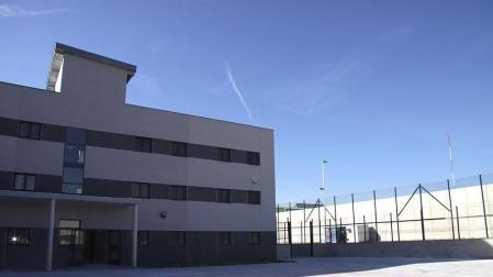 La nueva cárcel de Pamplona, denominada Centro Penitenciario Norte II, abrirá sus puertas a principios de enero. La directora de Instituciones Penitenciarias, Mercedes Gallizo, ha señalado este miércoles que las obras concluirán este mismo mes y que, posteriormente, las instalaciones se equiparán para acoger a los reclusos. La cárcel cuenta con 504 celdas y 120 plazas complementarias. Su capacidad máxima ronda los mil presos y la inversión total ronda los 100 millones de euros.
