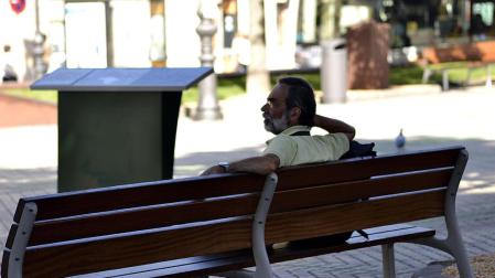 A pesar de la llegada del otoño, en la capital navarra se sigue disfrutando de altas temperaturas que favorece que los pamploneses se animen a ocupar las terrazas y los bancos de la ciudad