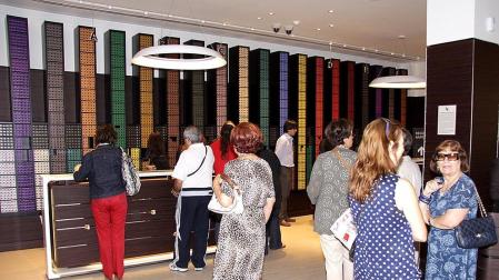 La tienda Nespresso de Pamplona ha abierto sus puertas al público este viernes. Situada entre la calle de García Ximénez y la avenida de San Ignacio, la conocida marca de café, cafeteras y complementos desarrollará su actividad en un local de 280 metros cuadrados. Decenas de personas se han acercado hoy al establecimiento.