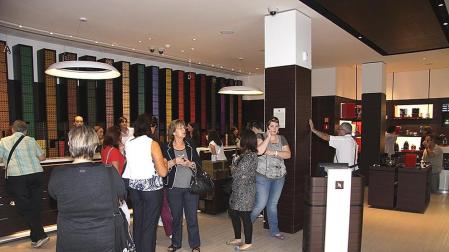 La tienda Nespresso de Pamplona ha abierto sus puertas al público este viernes. Situada entre la calle de García Ximénez y la avenida de San Ignacio, la conocida marca de café, cafeteras y complementos desarrollará su actividad en un local de 280 metros cuadrados. Decenas de personas se han acercado hoy al establecimiento.