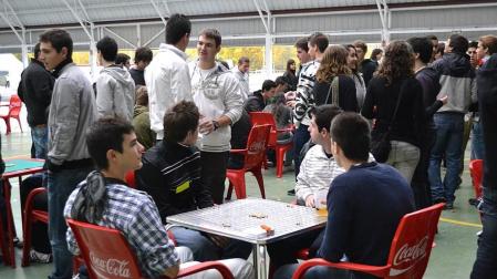 Imágenes de los asistentes y del ambiente mañanero en la Carpa Universitaria, celebrada el viernes 4 de noviembre de 2011.