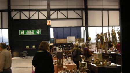 Varios ciudadanos en el recinto ferial de Refena junto a varias piezas del II Desembalaje de Antigüedades