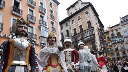 La Comparsa de Gigantes de Pamplona ha realizado un baile sorpresa que no se representaba desde hace 7 años en honor a San Saturnino