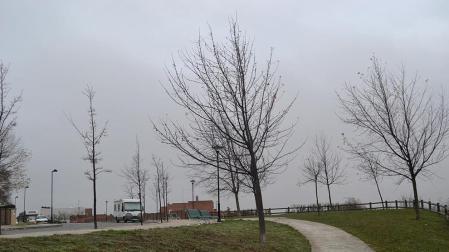 Pamplona amanece rodeada de niebla