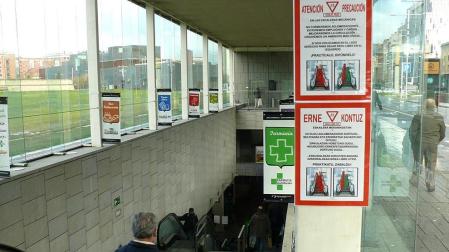 Egoitz Sánchez Montoro, navarro de 22 años que pronto terminará la carrera de Psicología en la UPV, se ha inventado unas prácticas para "cambiar el comportamiento de los usuarios de las escaleras mecánicas" en la Estación de Autobuses de Pamplona. Ésta es su campaña de concienciación, basada en algunos letreros.