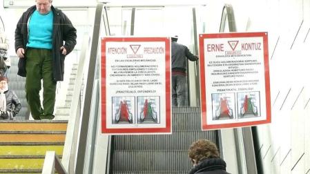 Egoitz Sánchez Montoro, navarro de 22 años que pronto terminará la carrera de Psicología en la UPV, se ha inventado unas prácticas para "cambiar el comportamiento de los usuarios de las escaleras mecánicas" en la Estación de Autobuses de Pamplona. Ésta es su campaña de concienciación, basada en algunos letreros.