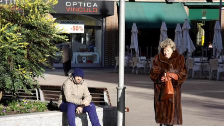 Pamplona ha amanecido este miércoles con temperaturas bajo cero y una fina capa de hielo en distintas zonas de la ciudad. Algunos ciudadanos se han visto obligados a emplear rasquetas para eliminar el hielo de sus vehículos. En algunas zonas, las temperaturas han sido de -3 grados.