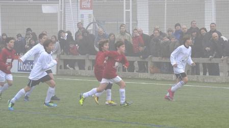 Este martes 3 de enero y con una intensa niebla en Tajonar, se han disputado los cuartos de final del Torneo Interescolar. En esta galería de imágenes se muestran los partidos Sagrado Corazón-Virgen Blanca y Cardenal Ilundáin-Escolapios Calasanz. Este último se ha resuelto en los penaltis