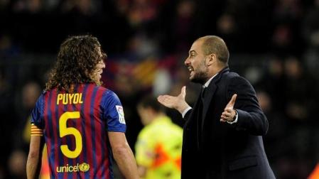 Puyol mira sorprendido los gestos de Pep Guardiola.	 AFP