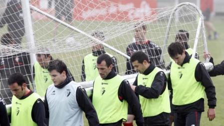 Calleja, Echaide, Puñal, Flaño y Bertrán, ayer en el entrenamiento de Tajonar. J.A. GOÑI