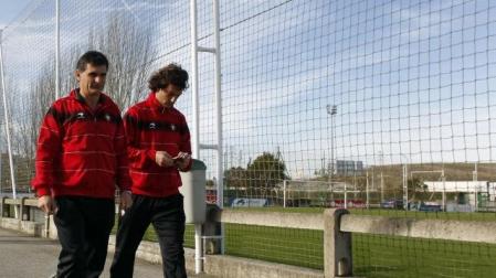 José Luis Mendilibar llegó a Tajonar acompañado por Ricardo. J.A. GOÑI
