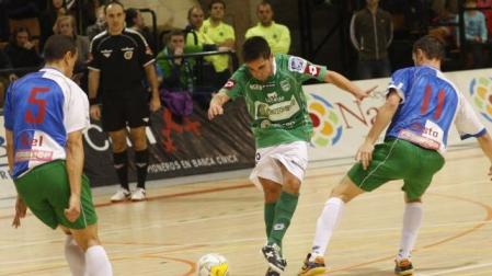 Jesulito golpea la pelota durante el empate en liga ante el OID Talavera en el Universitario. 	JAVIER SESMA