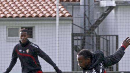 Lamah e Ibrahima (en segundo plano) serán dos de las referencias ofensivas esta tarde en Anoeta. JAVIER SESMA