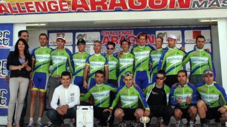 Equipo del Goerna Intrespa de Tudela en el podio de una de las pruebas ganadas esta temporada en el calendario nacional de aficionados. 	CEDIDA