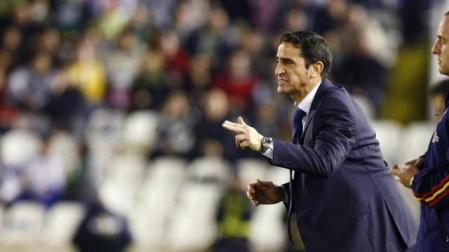 Manolo Jiménez da instrucciones durante el partido de ayer. 	EFE