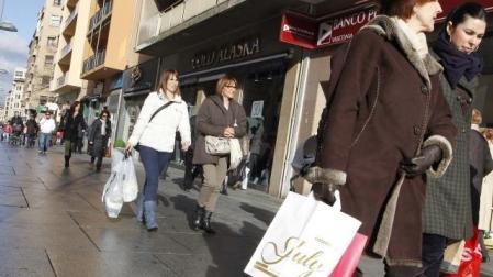 Consumidores en el primer día de las rebajas. 	 J.A.GOÑI