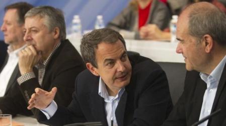 José Luis Rodríguez Zapatero conversa con Manuel Chaves durante el Comité Federal celebrado ayer. 	REUTERS