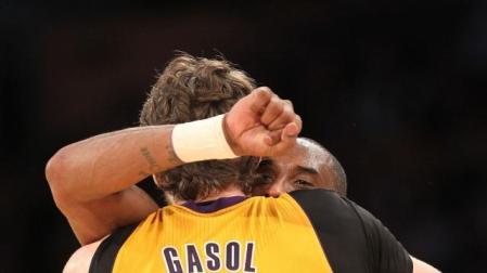 Pau Gasol y Kobe Bryant se abrazan para celebrar la victoria. AFP
