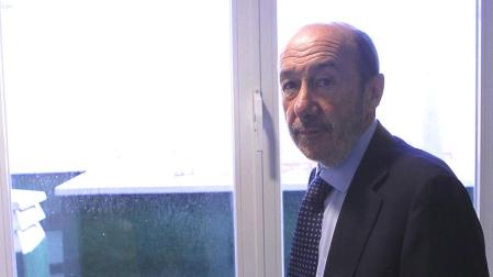 Rubalcaba pide consultas internas para elegir al candidato con el modelo francés