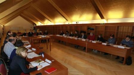Los miembros del Consejo de Turismo de Navarra, durante la reunión de ayer con el consejero de Cultura y Turismo, Juan Luis Sánchez de Muniáin. BUXENS